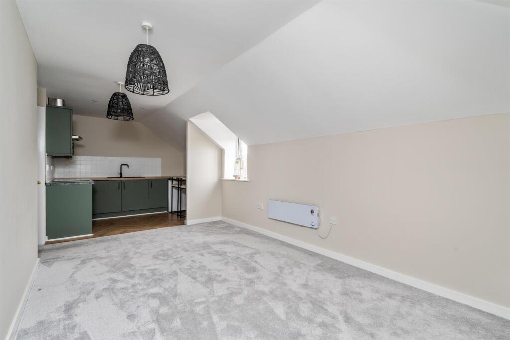 94 Main Street Dickens Heath B90 1UA_11.jpg