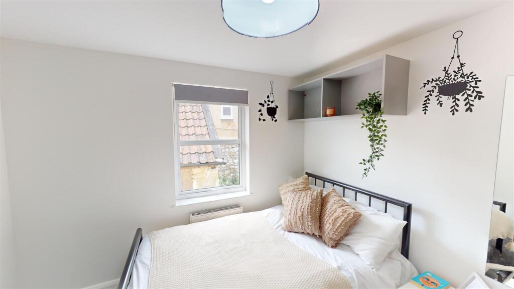Flat-3-8-Piccadilly-Place-Bedroom-2.jpg