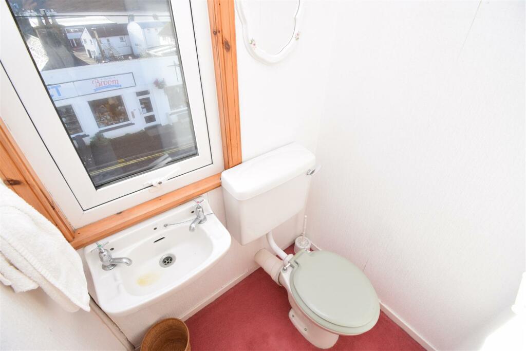 SECOND FLOOR WC.JPG