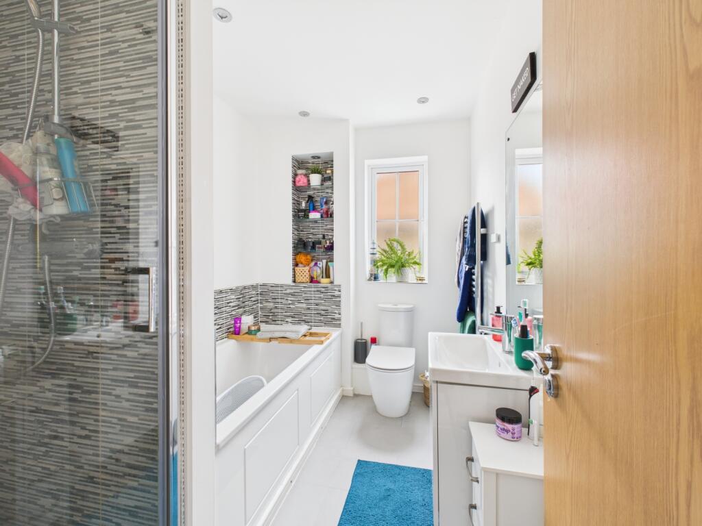 CAM03729G0-PR0025-STILL019