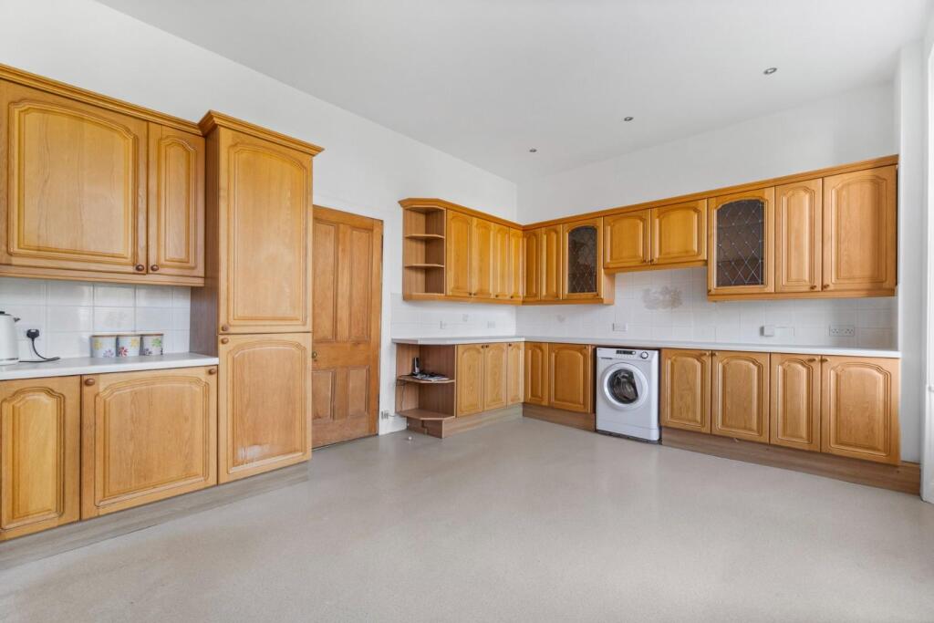 14_22 aubery cres (5).jpg