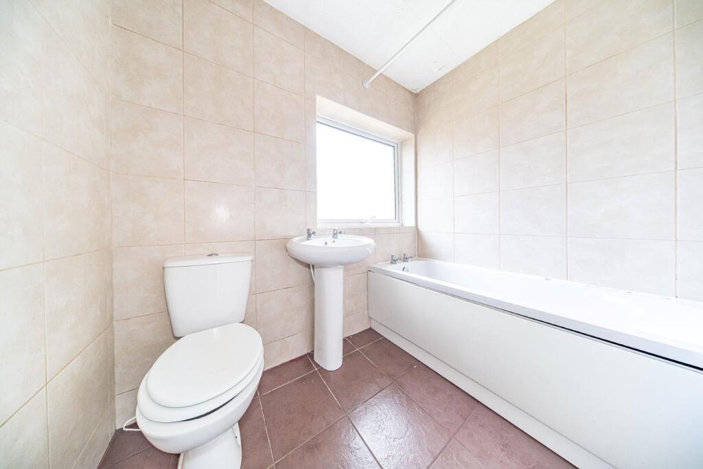 85 Bretherton Road bathroom.jpg