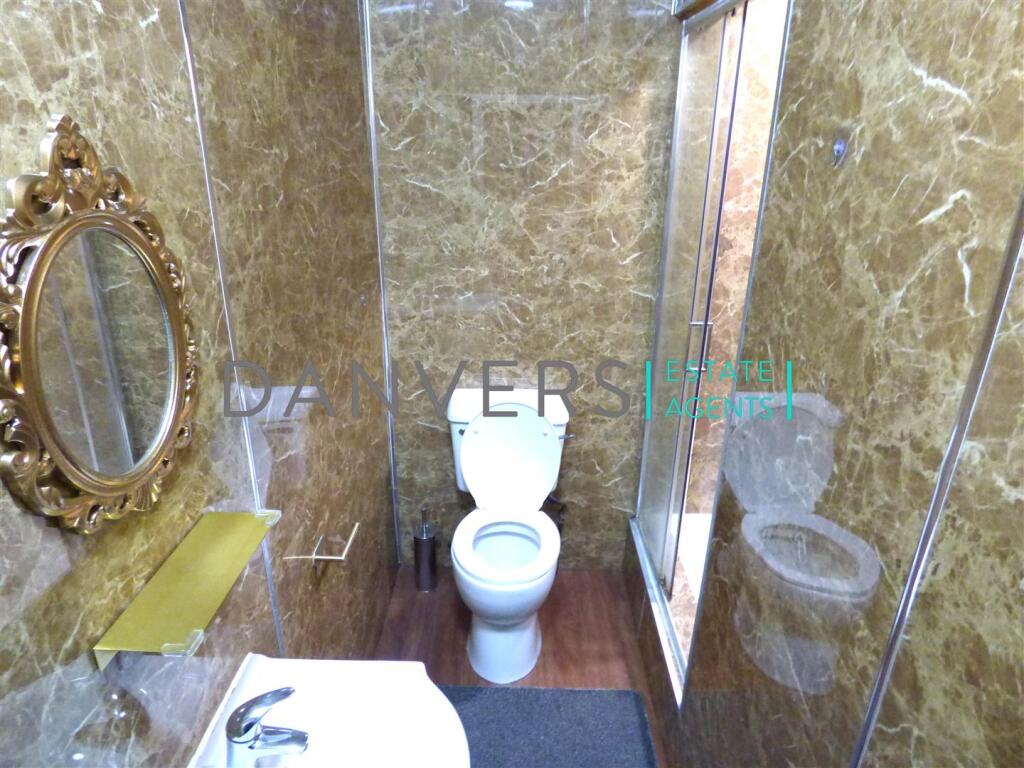 bathroom 2.jpg