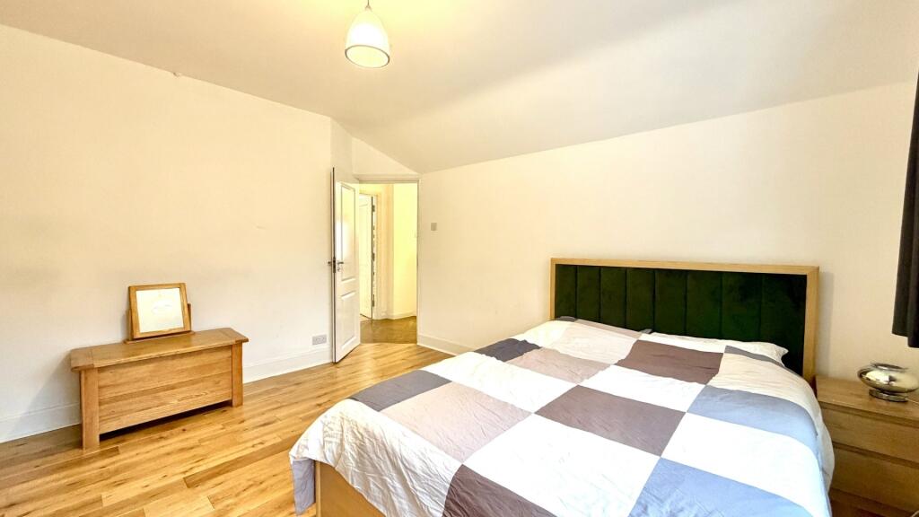 Bright, tidy double bedroom with wooden floorin...