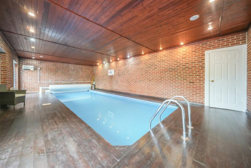SWIMMING POOL ROOM