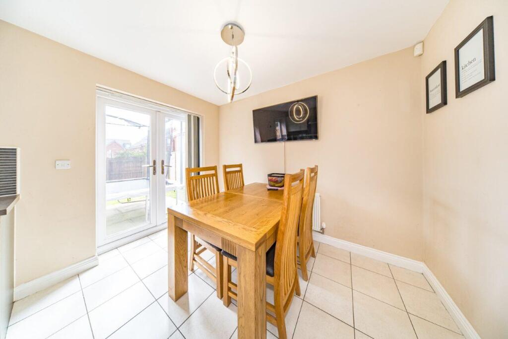 19 Sandfield Crescent dining area.jpg