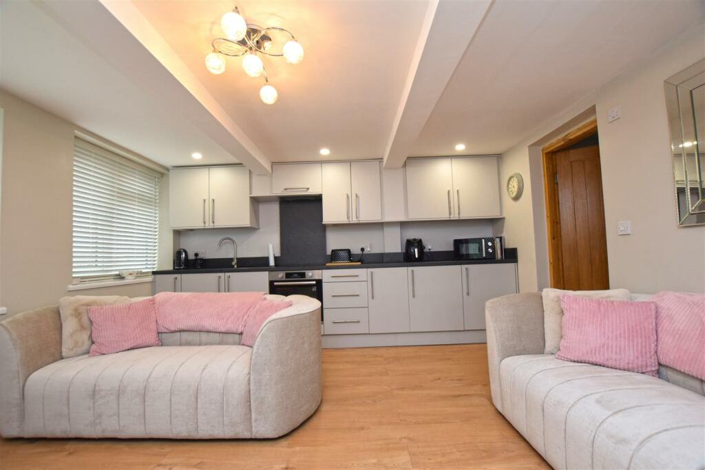 LOUNGE incl Kitchen area