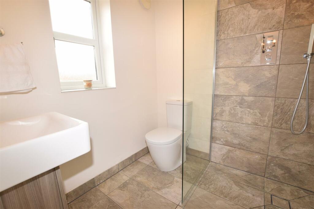 EN SUITE SHOWER ROOM
