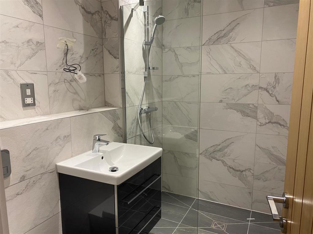 ENSUITE TO BEDROOM ONE
