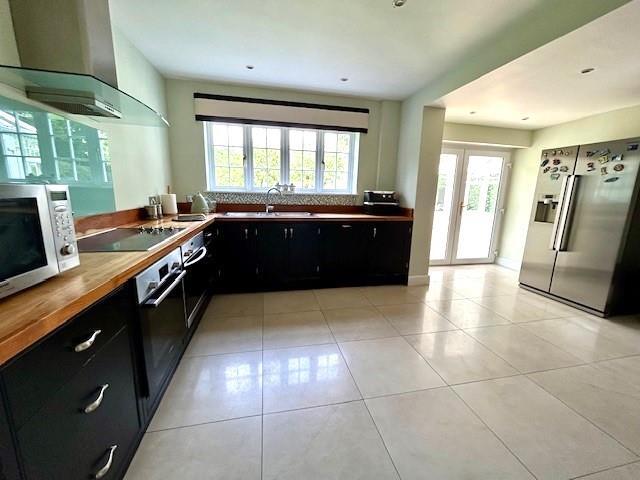7 Devonshire Drive kitchen 3.jpg