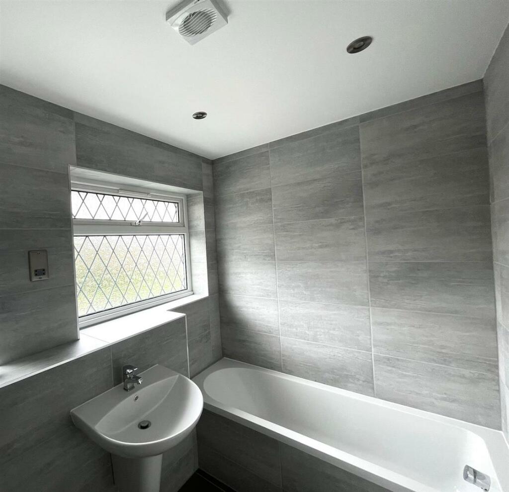 Linwood Drive, Bathroom