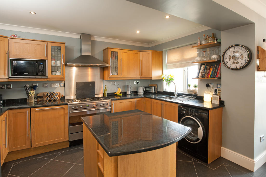 KITCHEN/DINING ROOM