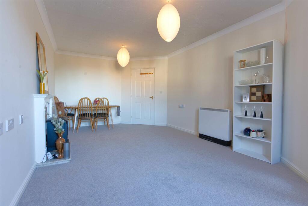 ross court Lounge 3.jpg