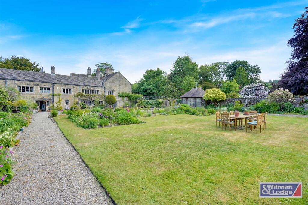 Period Property - Four Bed with Formal Gardens (41