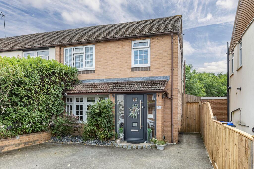 51 Hart Road, KT14 7NJ - 20.jpg