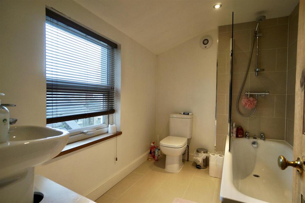 Bathroom 1FL.jpg