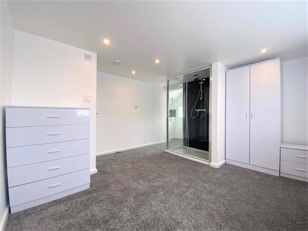 Bedroom 4.jpg