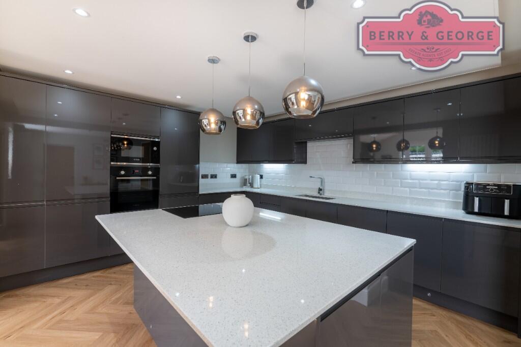 KITCHEN / BREAKFAST 