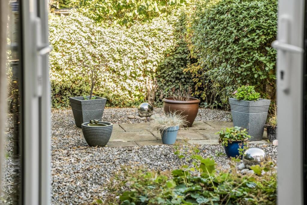 lifestyle plant pot.jpg