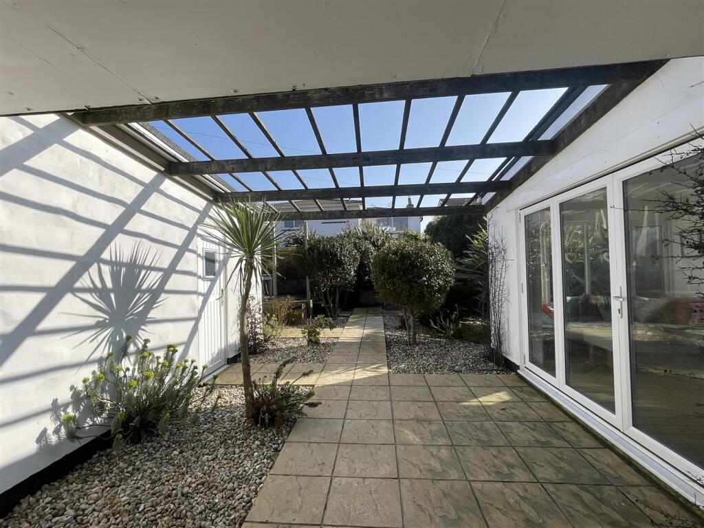 Keelan courtyard 2.JPG