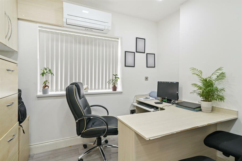 258 East Lane - Pr8akzz9K67FNU5HnHnX.jpg