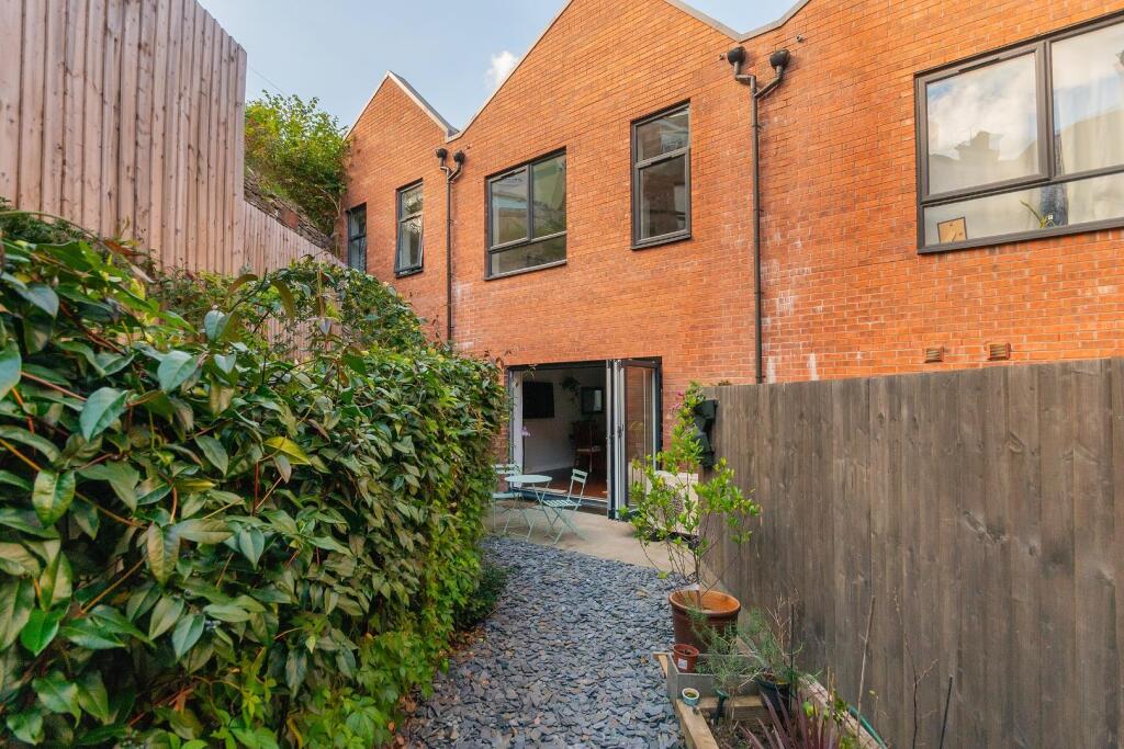 1B4RTN - External F.jpg