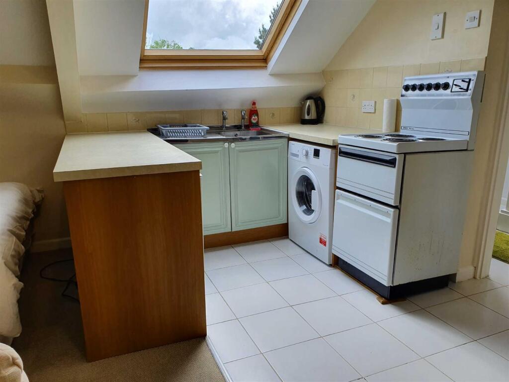 OPEN PLAN - LOUNGE - BEDROOM - KITCHEN