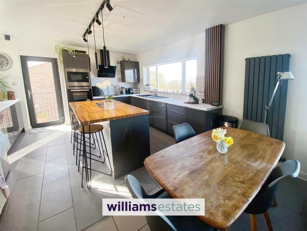 Open Plan Living Room/Kitchen