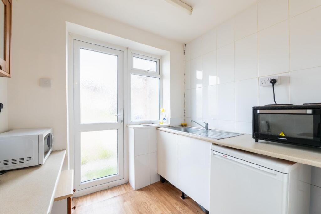 flat 2 kitchen-1.jpg