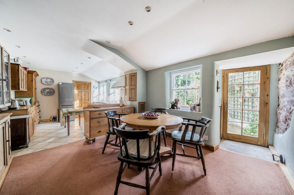 1369263-5-68f674d...