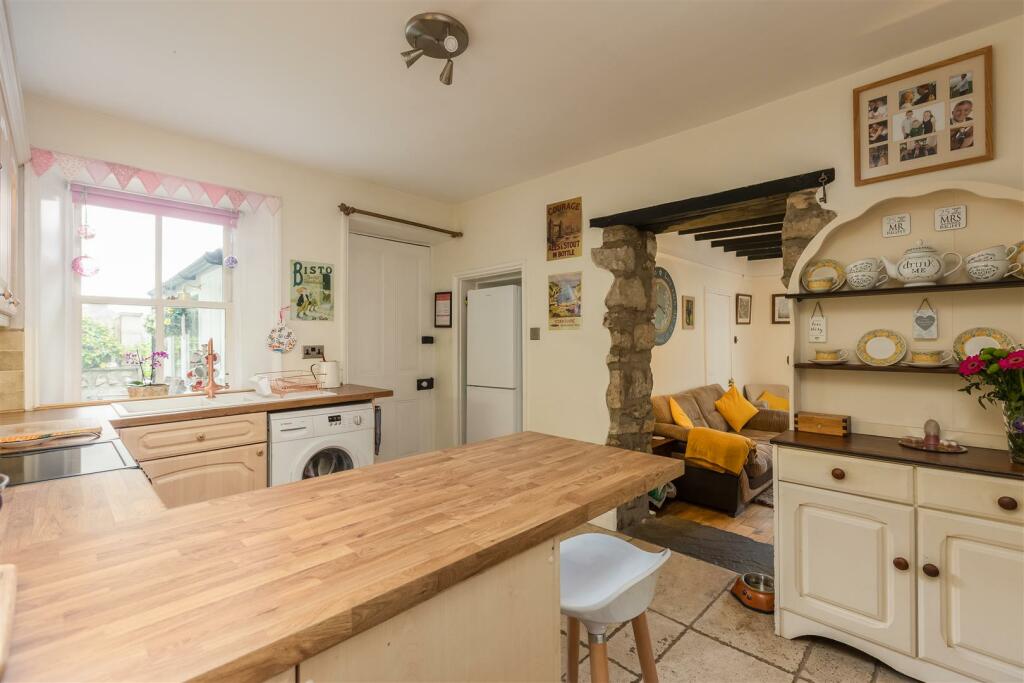 Undercliffe 23 Kitchen-1.jpg