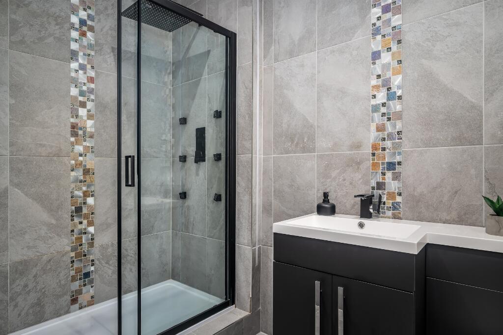 En-suite to bedroom five