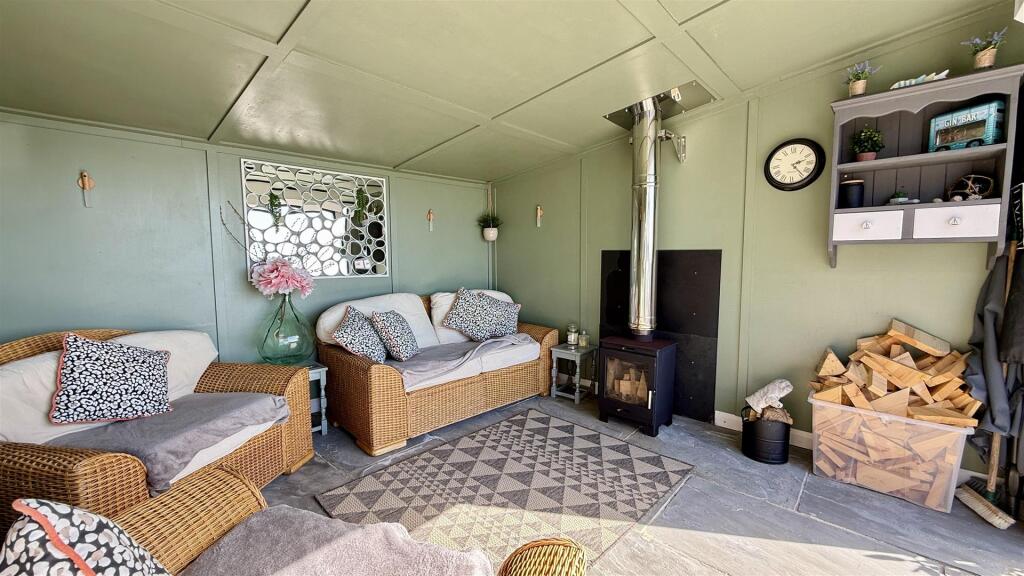 Gin shed