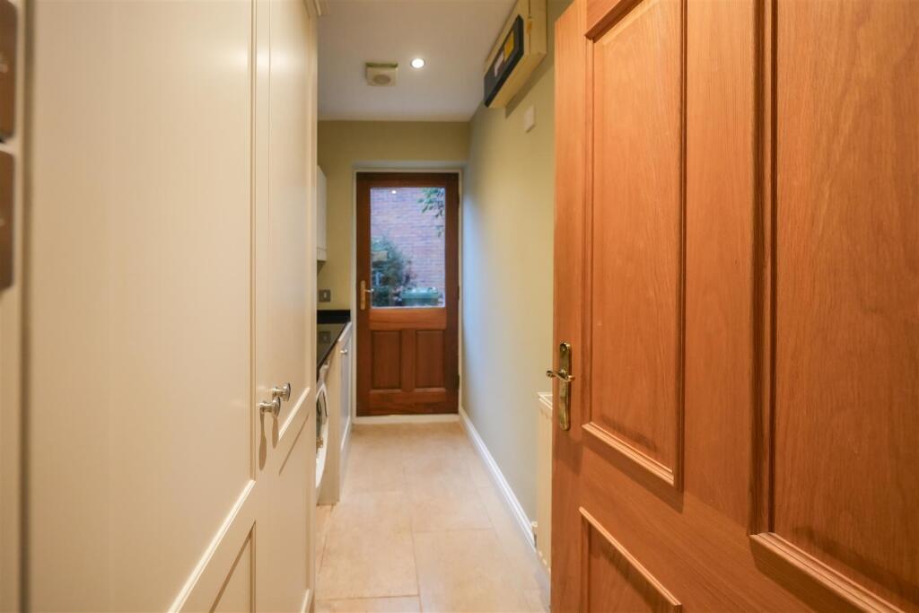 SIDE HALLWAY/UTILITY AREA