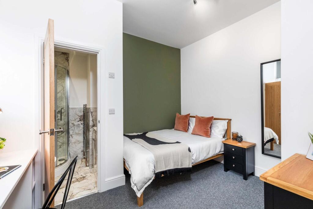 Bright, well-kept double bedroom with neutral d...