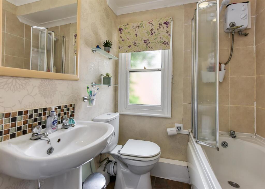 15 Paget Road-bathroom.jpg