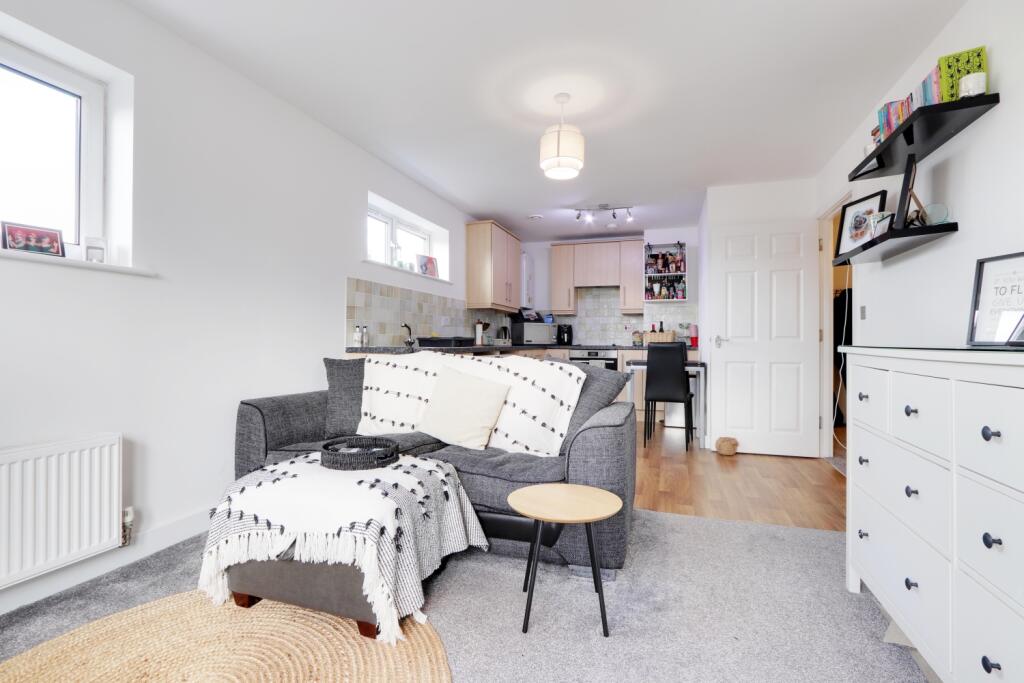 EweMove Basingstoke Edmund Court Living room