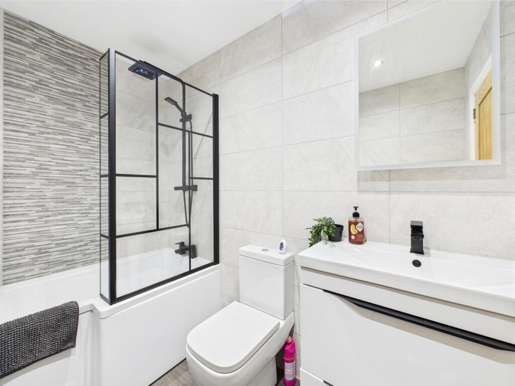 CAM03729G0-PR0048-STILL032