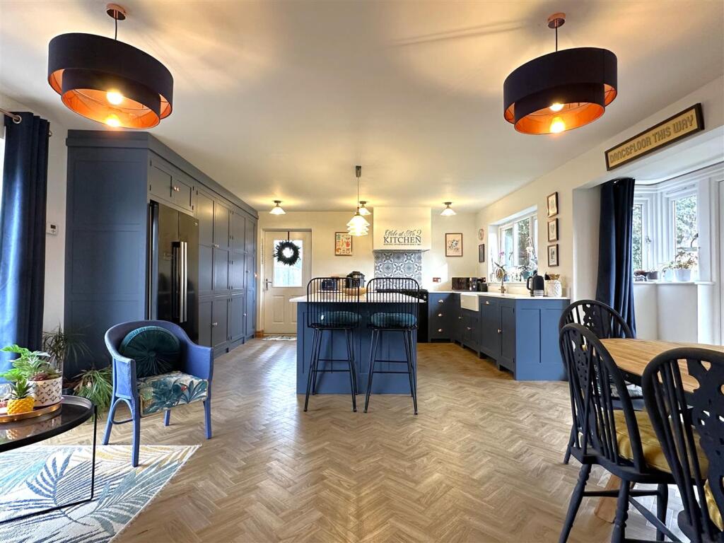 Superb Open-Plan Family Kitchen 930