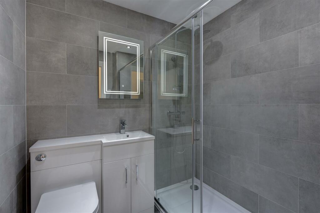 500b kings road 1051 bath2.jpg