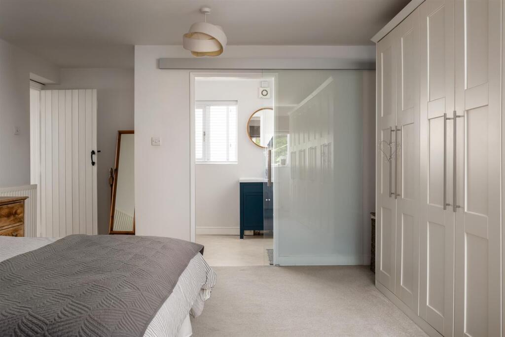 37 - Hilary Cottage - GL7 4HT - Web.jpg