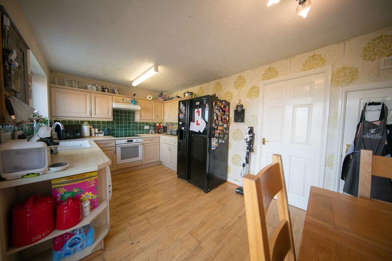 Kitchen &amp; dining room