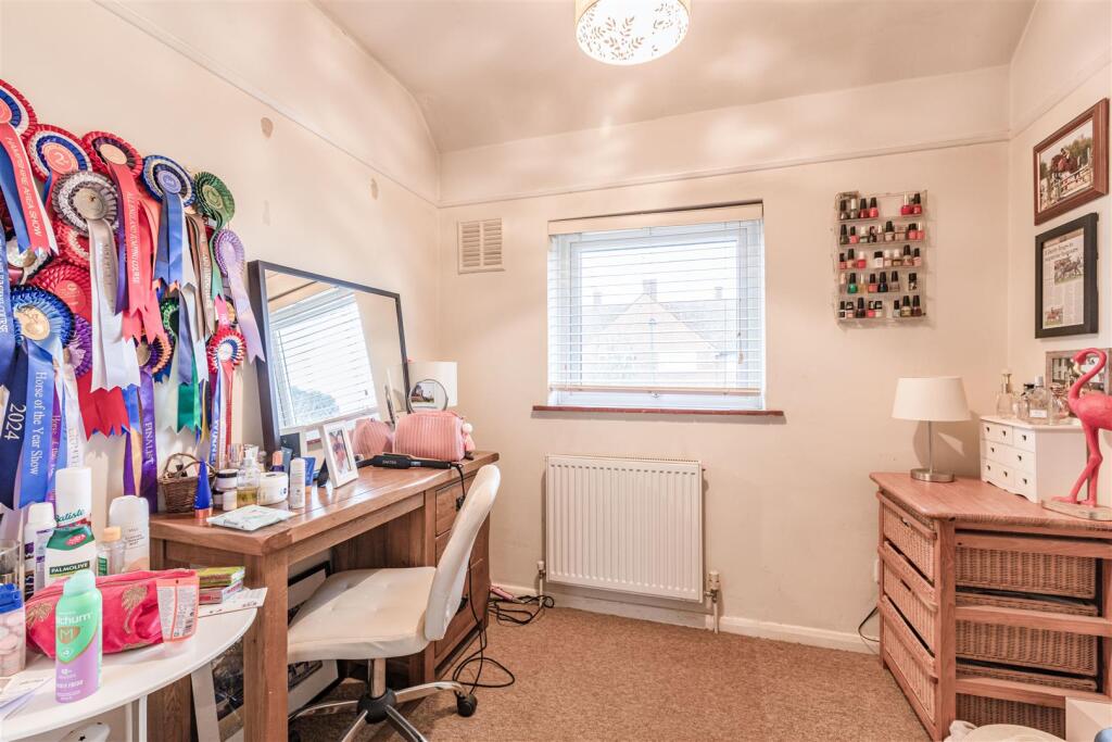 7 Cornwall Avenue, KT14 7EX - 16.jpg