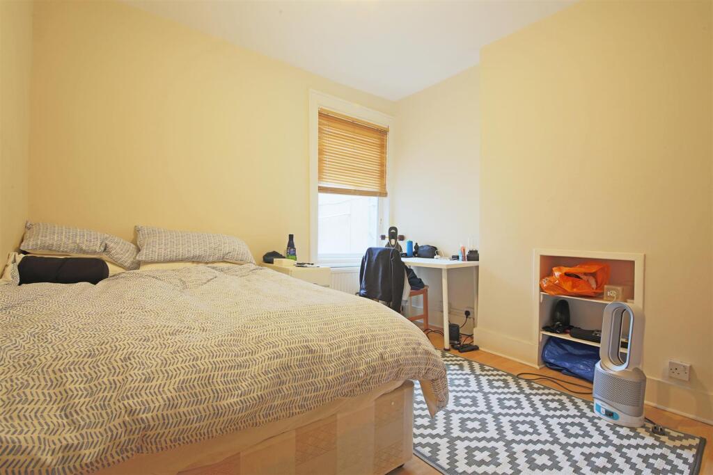 27 Hoyle Road bedroom 2.jpg