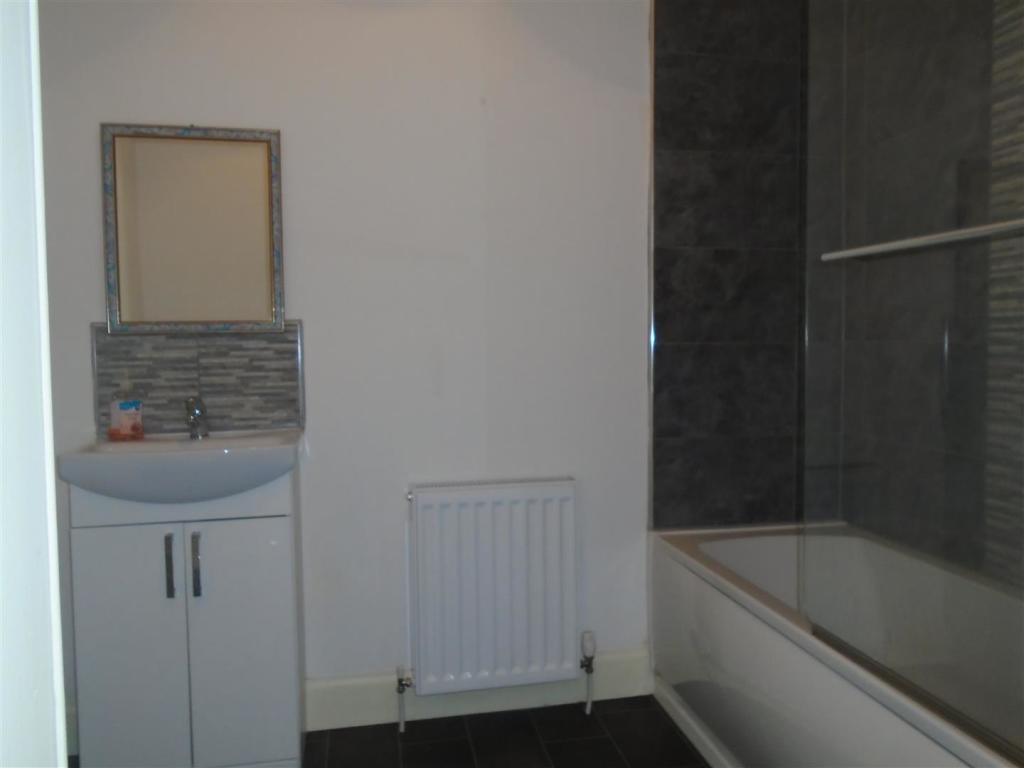 22WintonStreetBathroom.JPG