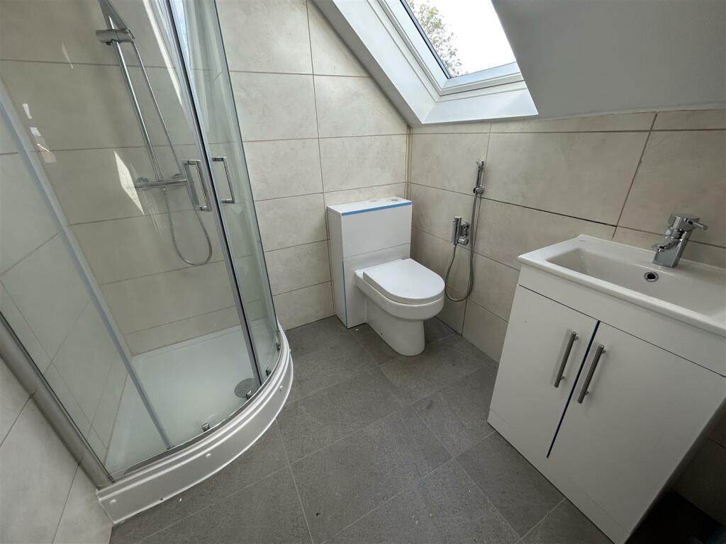 EN SUITE SHOWER ROOM