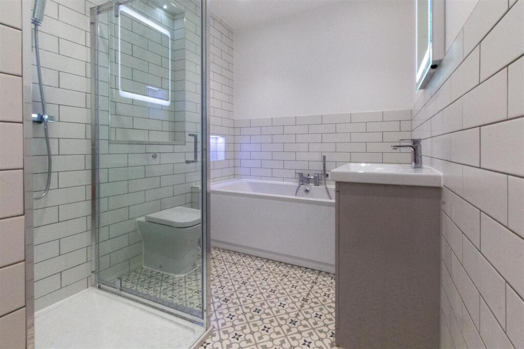 151 Lower Church - Shower room.jpg