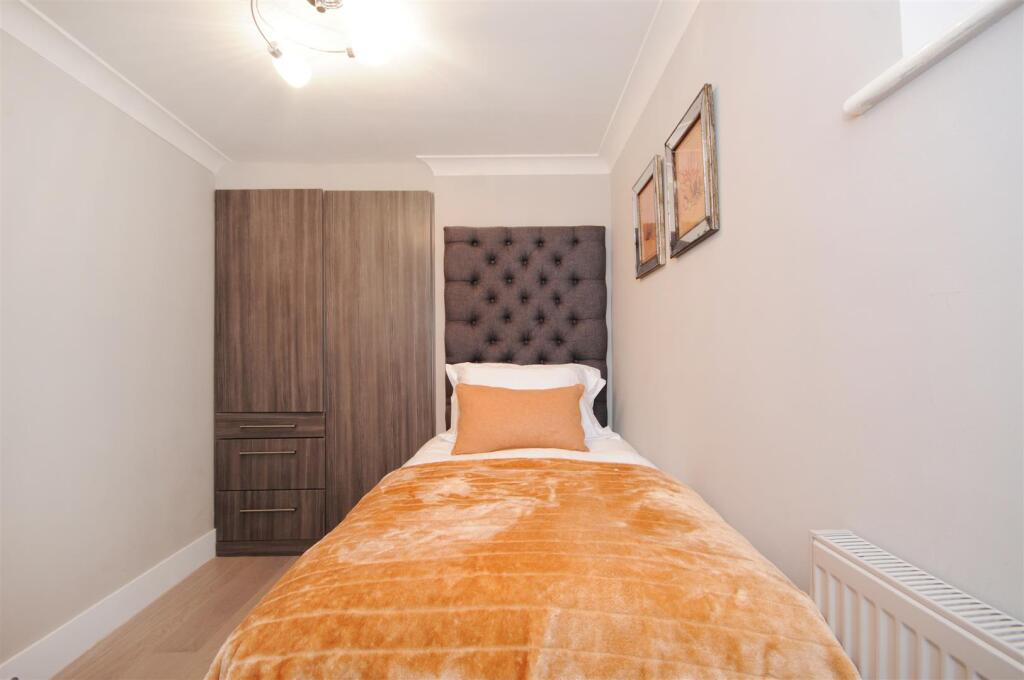 GF 95 FJ bedroom 3 (2).jpg