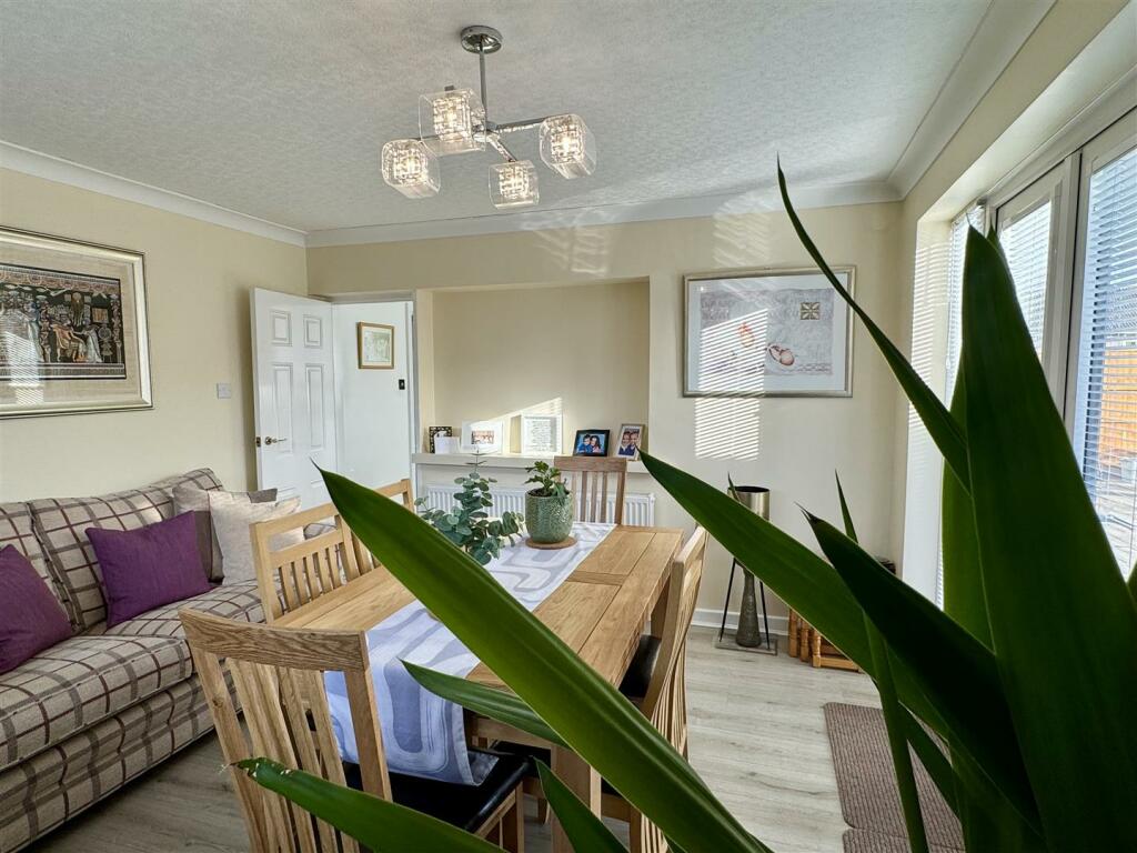 Separate dining room/third bedroom