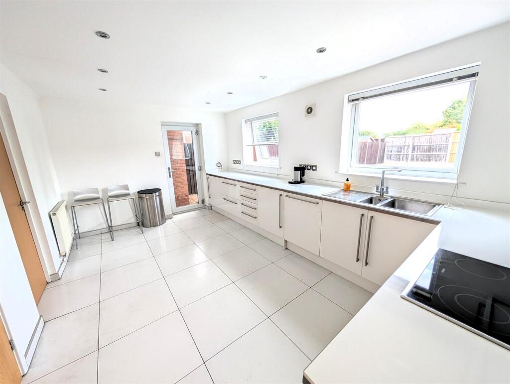 Breakfast Kitchen a.jpg